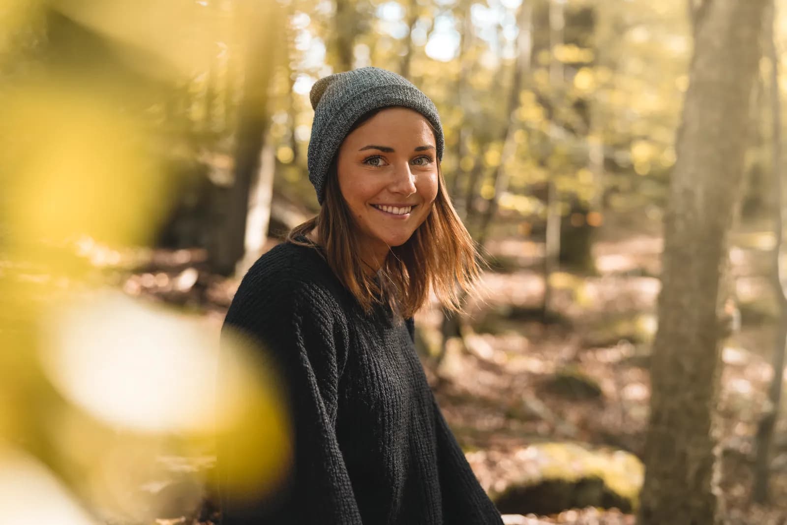Ung person ute i naturen